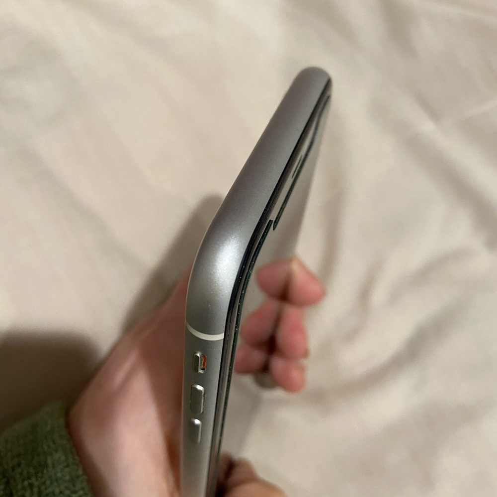 iPhone 11 128GB White Unlocked - Picture 4 of 5